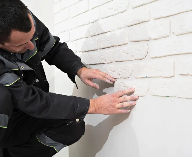 Profissional Barão do Gesso aplicando gesso em parede em obra em Curitiba