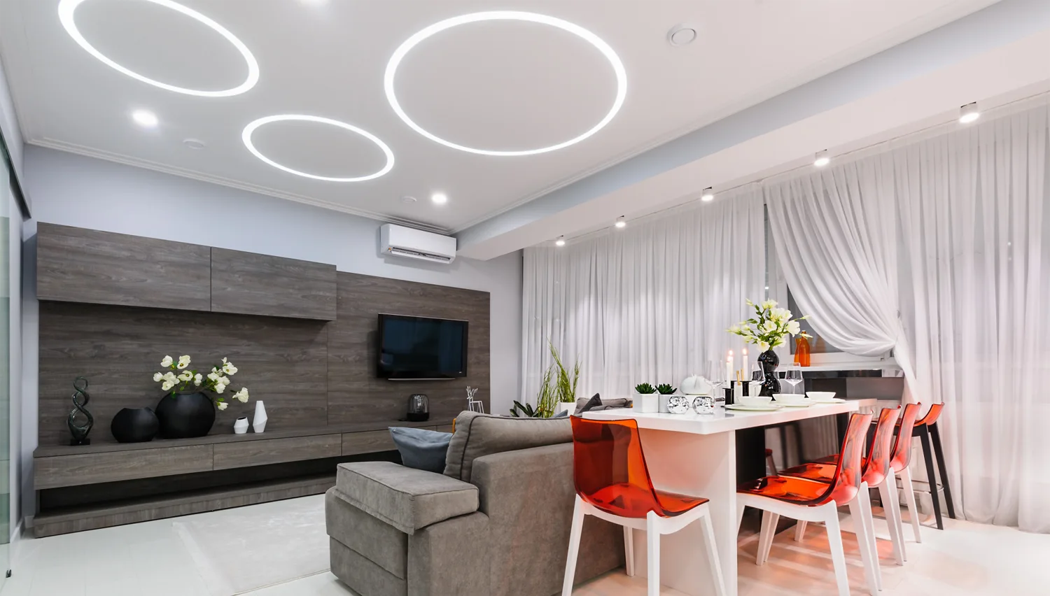 Forro de drywall com sanca e iluminação LED em sala moderna